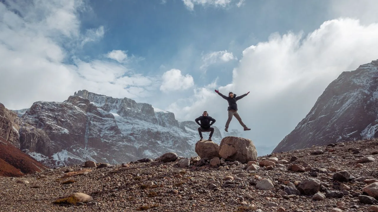 Dos personas celebrando en la montaña