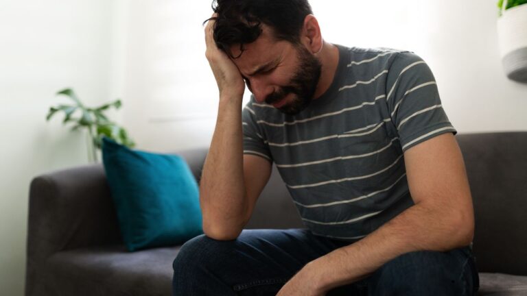 Cuando la Tristeza Se Vuelve Constante: Comprender la Distimia